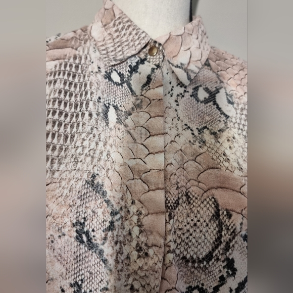 Elegant formal/casual snakeskin button up shirt - Picture 3 of 6